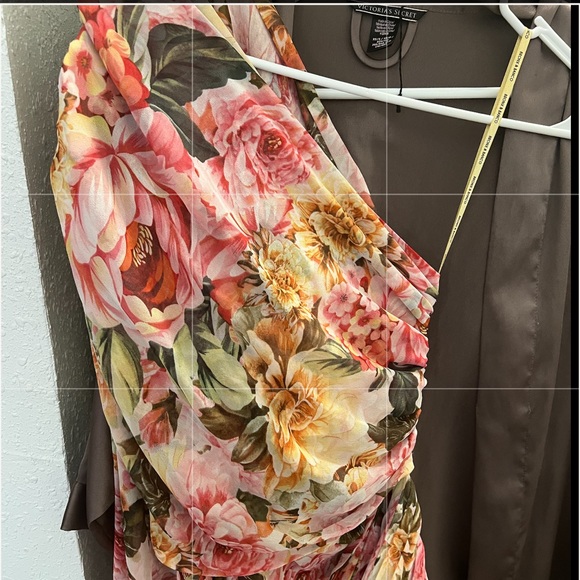 Sienna one sleeve gown by Bronx and Banco - Size Medium // Brand New, never worn - Picture 9 of 11